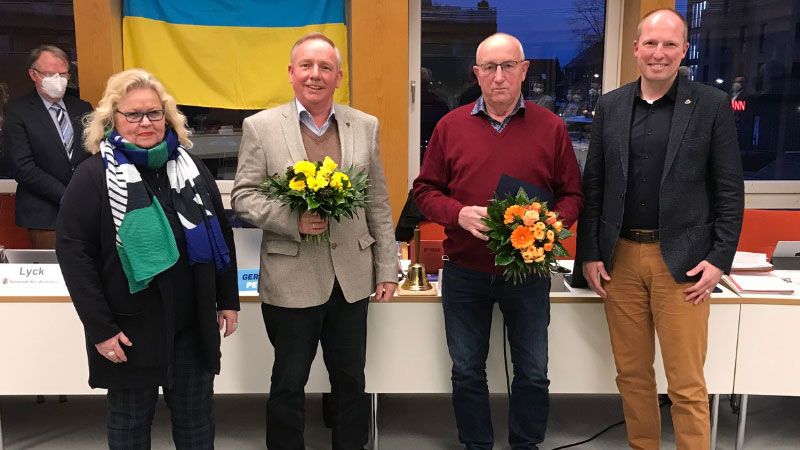 Jan Hausschild (2.v.l.) und Hans-Werner Kordländer (3.v.l.) wurden durch Angelika Tumuschat-Bruhn, Vorsitzende des NSGB, für ihr ehrenamtlichen Engagement ausgezeichnet. Neu Wulmstorfs Bürgermeister Tobias Handtke gratulierte. | Foto: Gemeinde Neu Wulmstorf