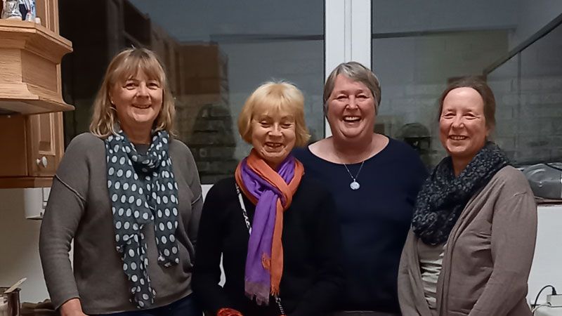 Silke Döring, Magda Bollmeyer-Birkholtz, Pastorin Martina Wüstefeld und Susanne Wetzel (vlnr) kochen gemeinsam für den Mittagstisch. | Foto: M. Wüstefeld