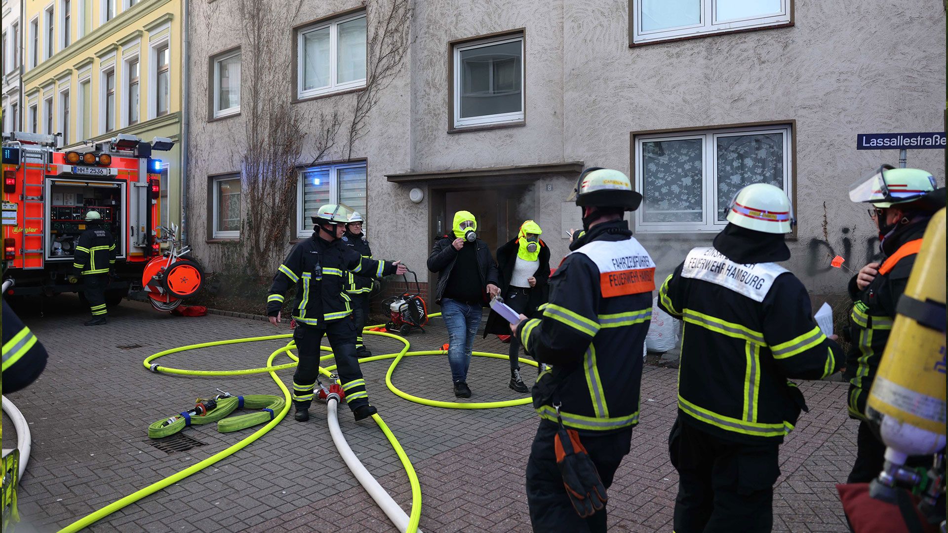 Mit Hilfe von Fluchthauben wurden die Menschen aus dem Haus gebracht. | Foto: Lenthe-Medien