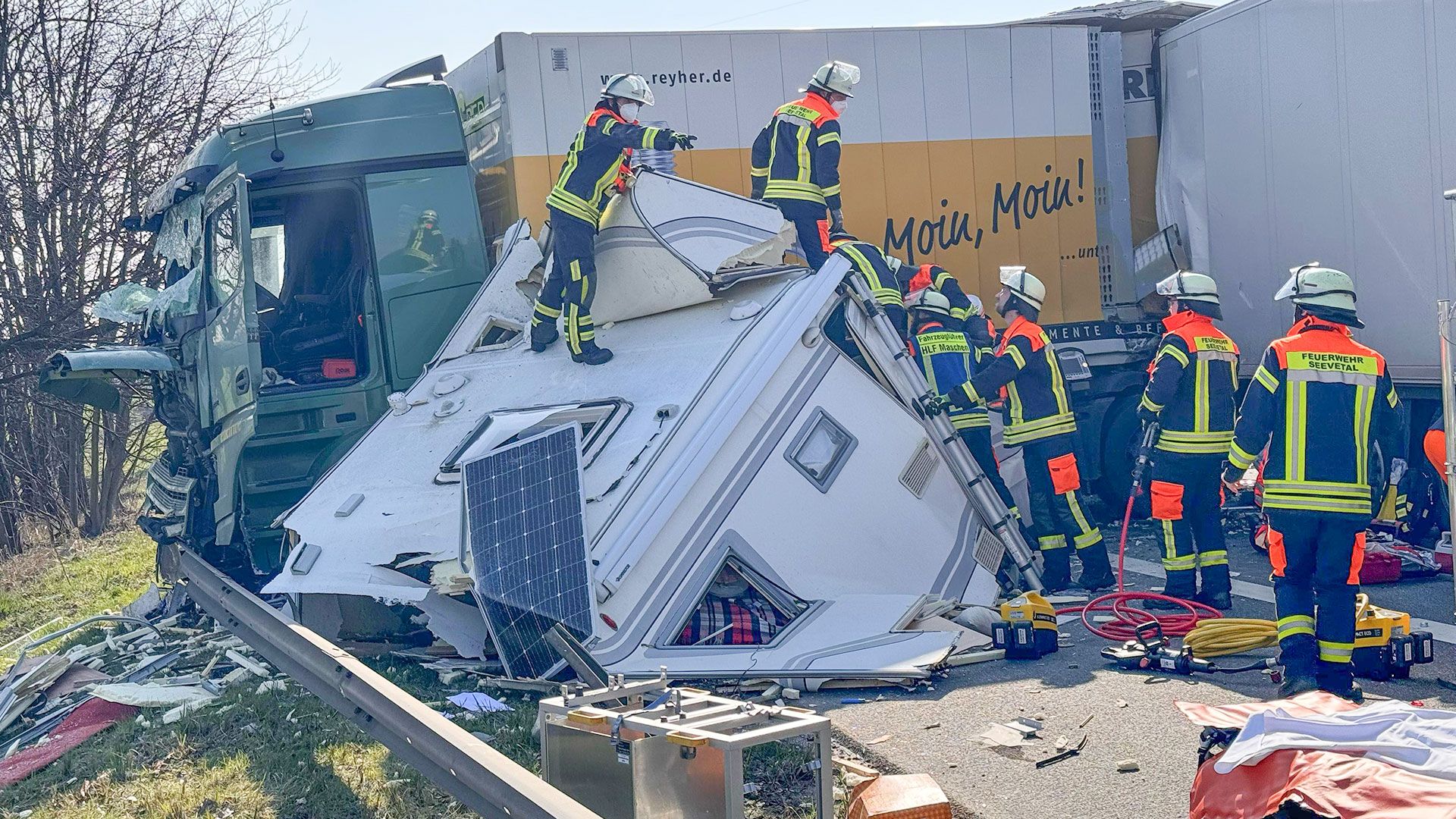 Der vom LKW völig zerstörte Camper auf der A1 beim Maschener Kreuz. | Foto: Lenthe-Medien