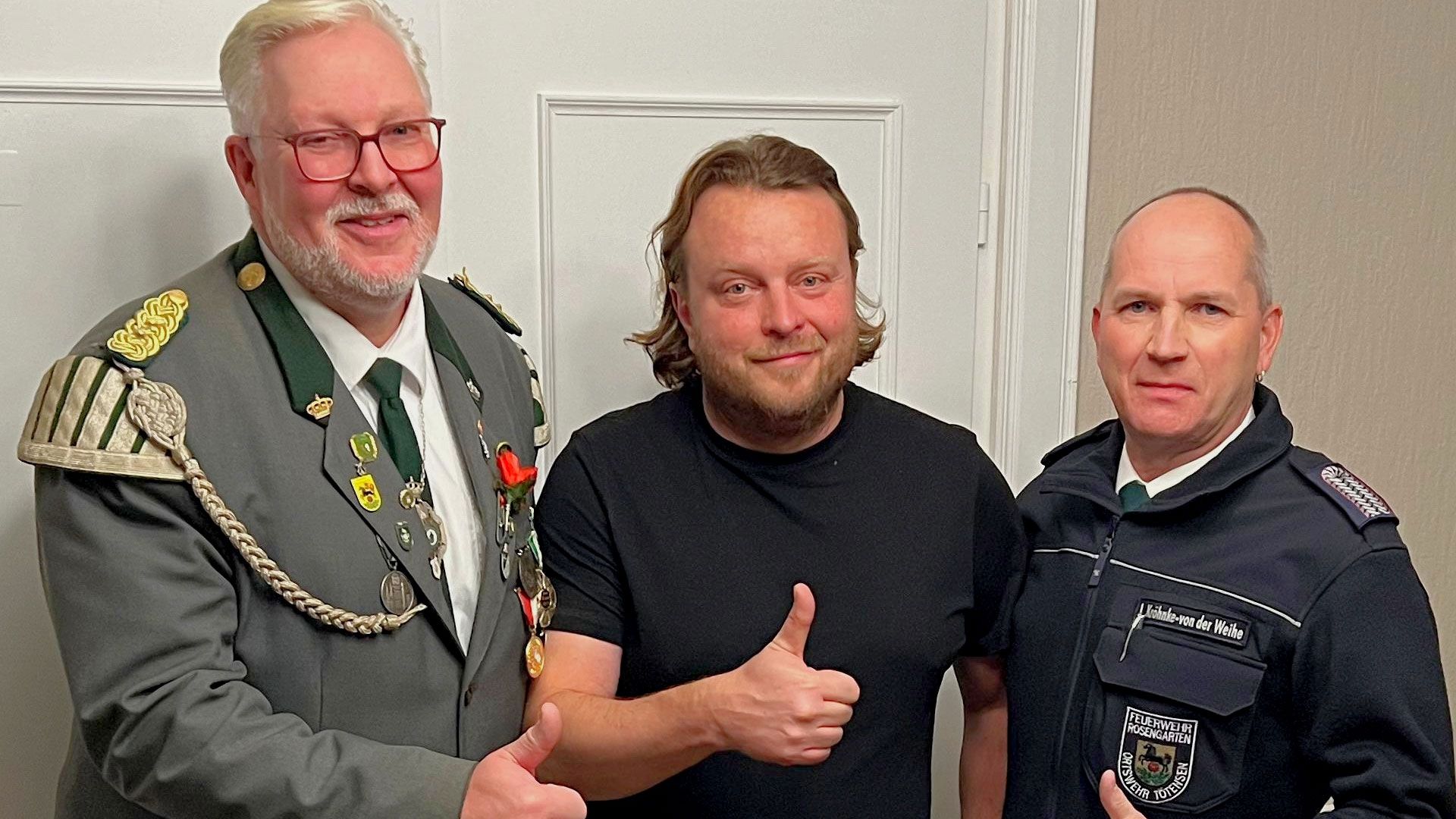 Ralf Erhorn (links), der Erste Vorsitzende des Schützenvereins Tötensen-Westerhof, und Joachim Kröhnke-von der Weihe (rechts), Ortsbrandmeister der Feuerwehr Tötensen, mit Norbert Potka, dem Inhaber des Landhauses Westerhof. | Foto: ein