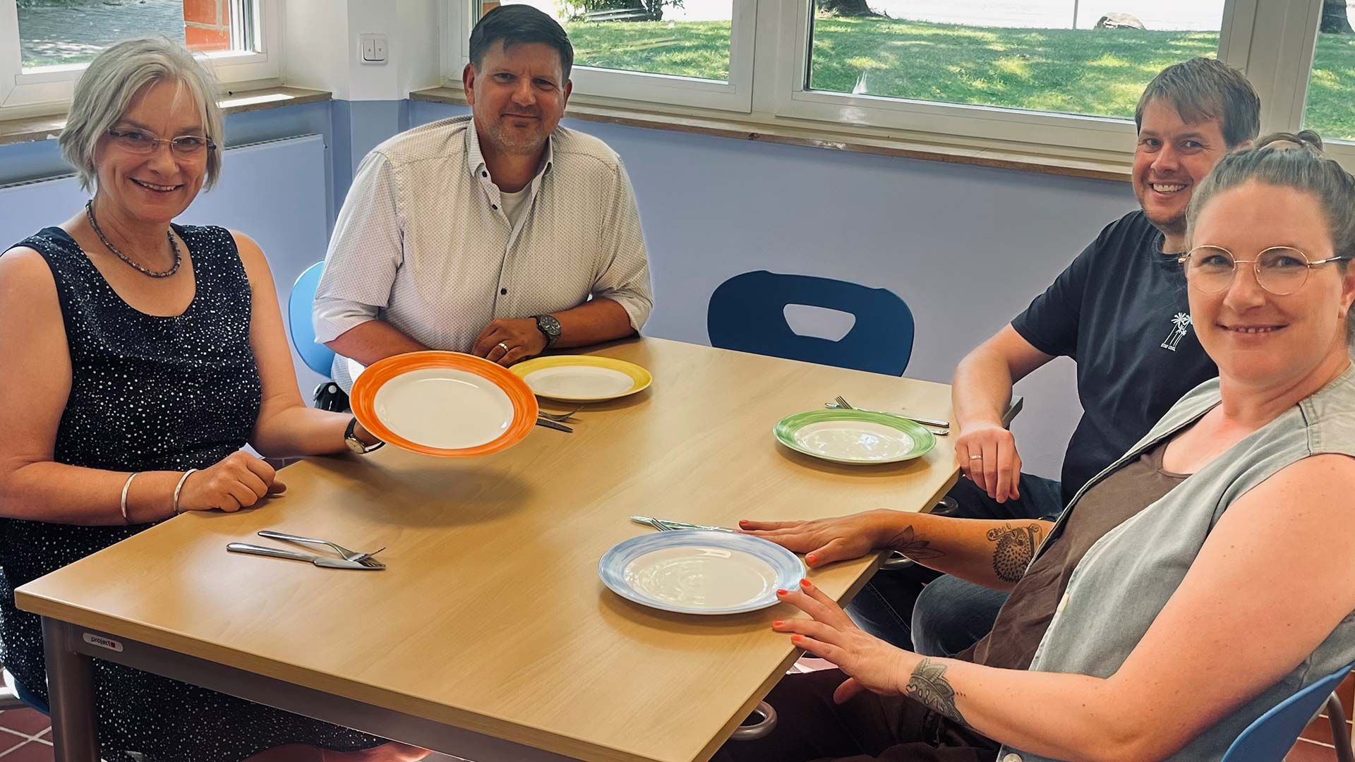 Benjamin Storbeck (Leiter Bauverwaltung), Kathrin Bockey (Samtgemeindebürgermeisterin), Inga Geering (Ganztagskoordinatorin Grundschule Marschacht) und Sören Odau (Schulleitung Grundschule Marschacht) (v.l.) freuen sich über die neue Mensa. Foto: ein