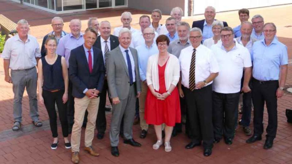 Die „Hochwasser-Partnerschaft Este“ ist mit den ersten Unterschriften am Dienstag im Stader Kreishaus besiegelt worden. | Foto: ein
