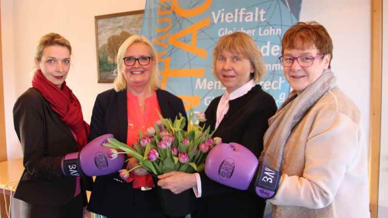 Frauen unter sich: Svenja Stadler, (von links), MdB,  Bürgermeisterin Martina Oertzen, die Gleichstellungsbeauftragte Sabine von Xylander und Kerstin Witte aus Jesteburg. | Foto: ein