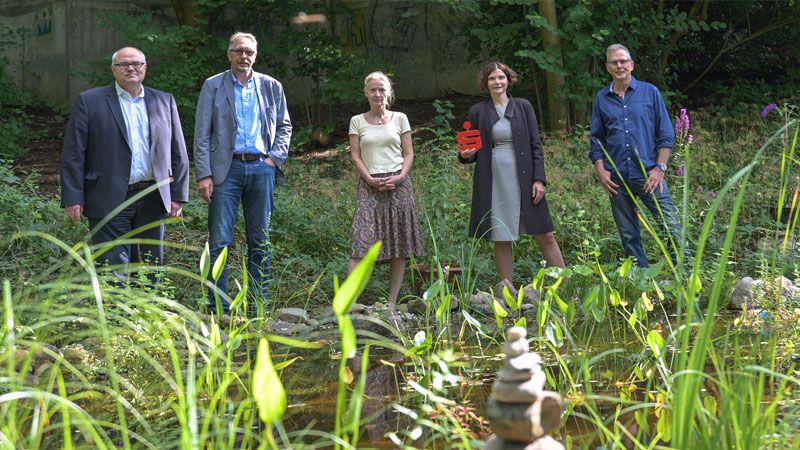 Freuen sich über ein wertvolles Biotop inmitten Harburg: Bernd Meyer (von links), Gerrald Boekhoff, Ulrike Jasper, Sophie Fredenhagen und Andreas Biehler. | Foto: Sparkasse