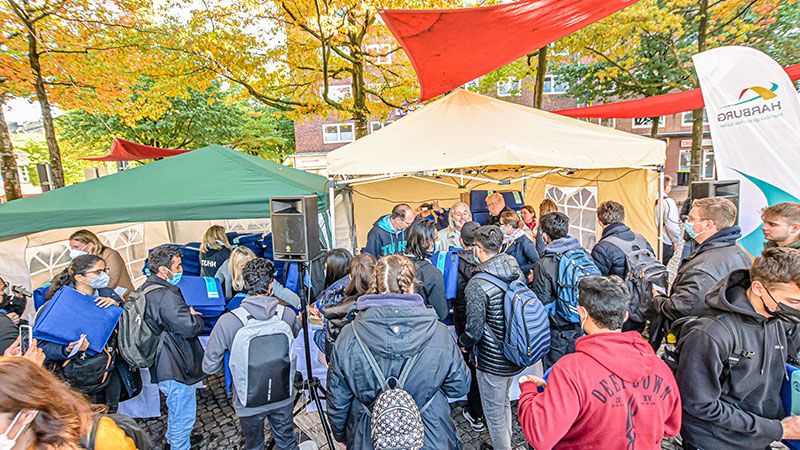 Jedes Jahr ist die Ausgabe der TU-Taschen auf dem Sand ein Highlight bei der Begrüßung der Erstsemester. | Foto: Niels Kreller