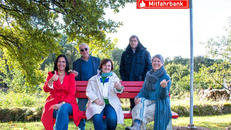 Freuen sich, dass die Mitfahrbänke endlich stehen: Nicole Bracht-Bendt (von links), Gerhard Martens, Astrid Albers-Pestke, Wolfgang Passig und Imme-Janne Schoof. | Foto: ein