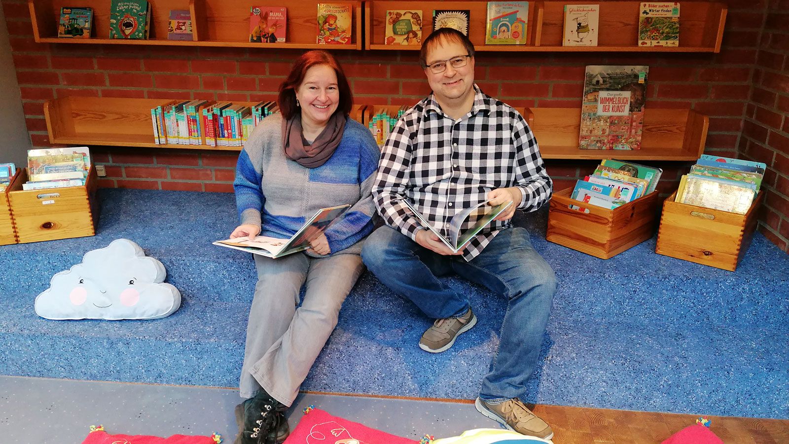 Michaela Wietek und Dennis Mellerowitz vom Bücherei-Team. | Foto: Gemeinde Seevetal