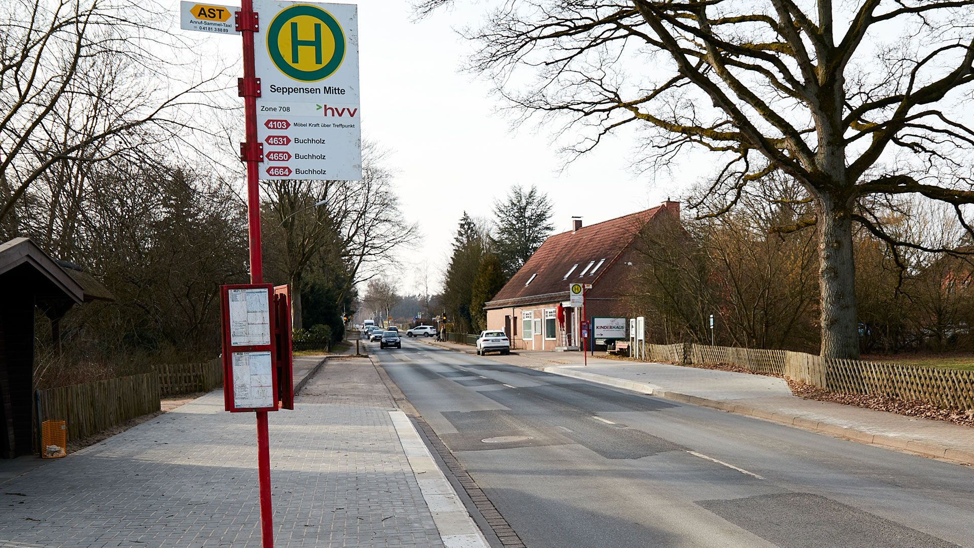 Barrietefrei ausgebaut - die Haltestelle „Seppensen Mitte“ des Stadtbus‘ an der Buchholzer Landstraße. | Foto: Helms