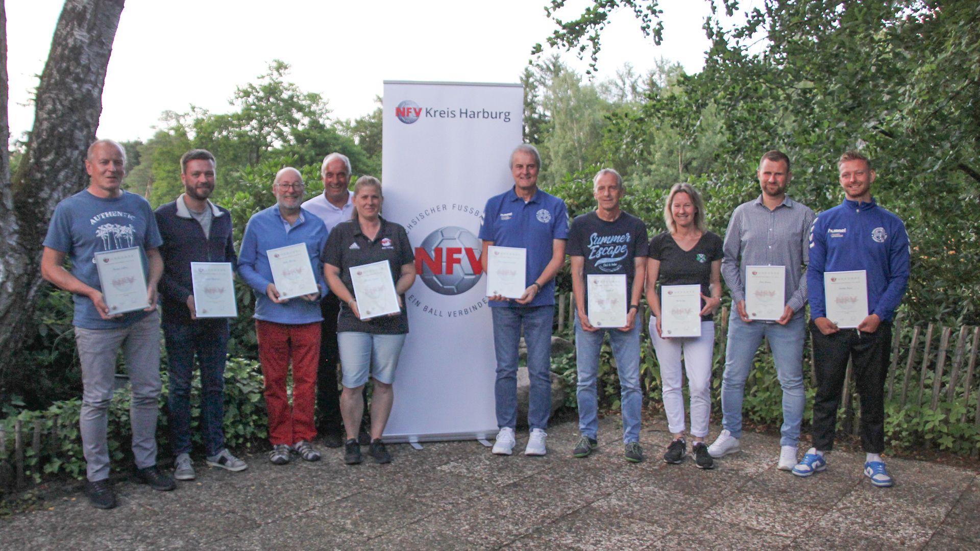 Die Preisträger:innen der NFV-Ehrennadeln mit dem wiedergewählten Kreisvorsitzenden Frank Dohnke (4. v. l.), v. l. : Harmut Oelkers, Daniel Ellerbrock, Dieter Allerding, Kim-Jana Trenkner, Hans-Jürgen Lorenschat, Dirk Eichenberg, Andrea Lege, Armin Neumann, Christian Rohrer. | Foto: Yannik Brunke