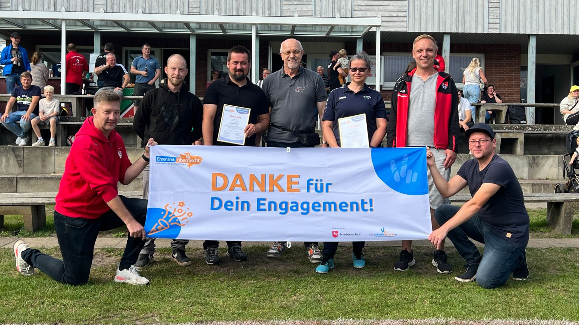 Die "Ehrenamt-Aktion" überraschte Claudia und Michael Trunte vom SV Wistedt. | Foto: ein