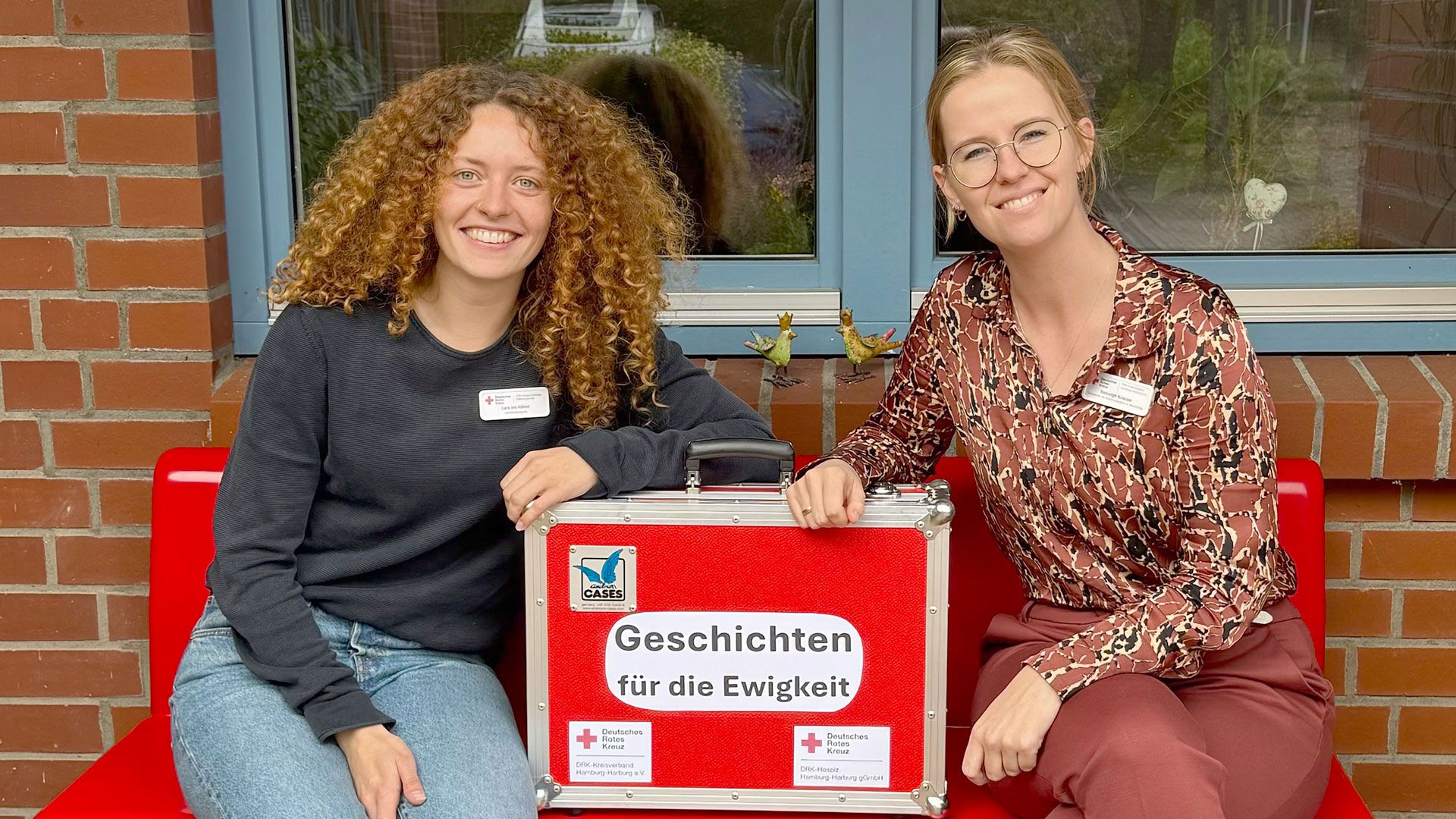 Freuen sich über den Start des Projekts „Geschichten für die Ewigkeit“: Lara-Joy Köhler (l.) und Viktoria Ehlers, beide vom DRK Hamburg-Harburg. | Foto: DRK Hamburg-Harburg