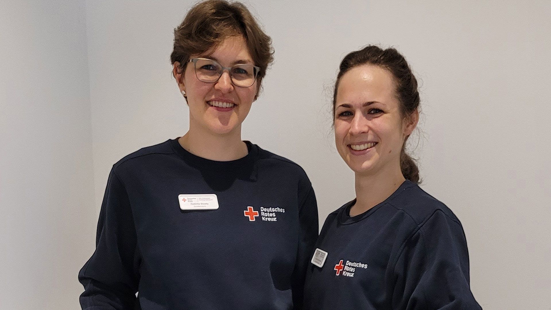 Frederike Shawky (l.) und Katharina Kellermeier beraten im Lokalen Gesundheitszentrum (LGZ) zu Fragen rund um die Gesundheit. | Foto: DRK Hamburg-Harburg 2024