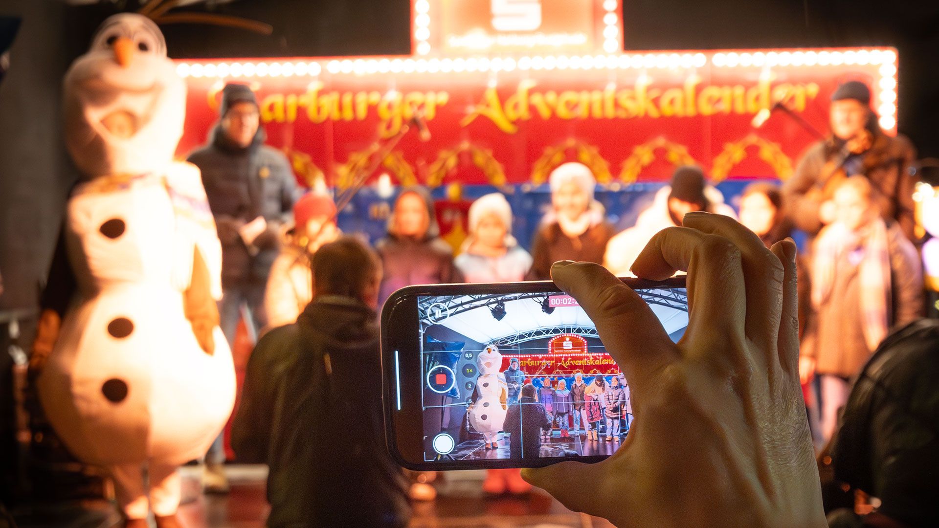 Trotz des Nieselregens waren wieder viele Besucher zur Eröffnung des Harburger Weihnachtsmarktes gekommen. | Foto: Lenthe-Medien