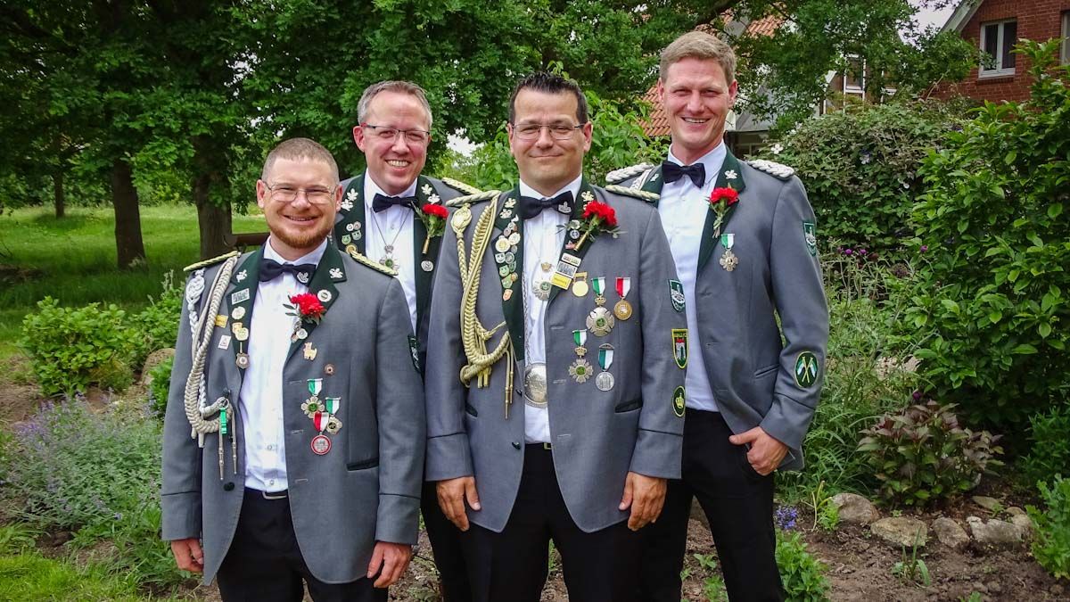 Freuen sich auf das große Fest: Moorburgs König Jörg Ossadnik (3.v.l.) und seine Adjutanten Björn Hansen, Timo Schloo und Lennart Rüpke (v.l.). Foto: Tina Svensson