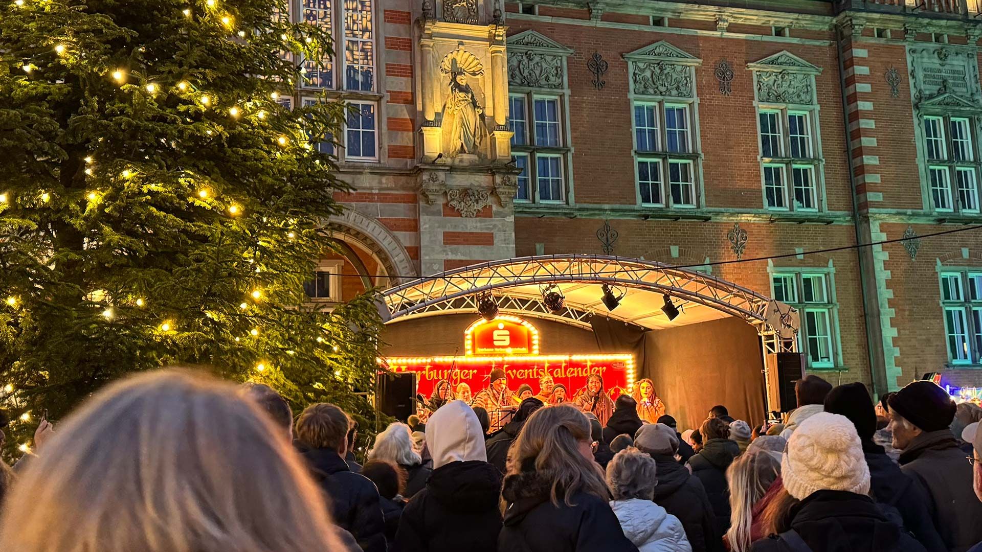 "Harburg singt" mit Peter Schuldt ist einer der Höhepunkte in jedem Jahr auf dem Harburger Weihnachtsmarkt. Foto: Anne Rehberg