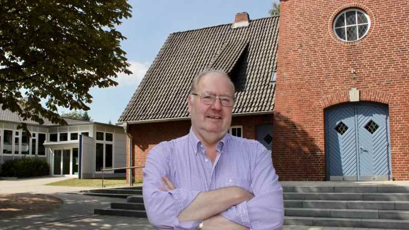 Eckhard Gudelius vor der Meckelfelder Kirche. | Foto: ein