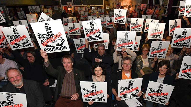 Moorburg unteilbar! Das Schild mit der Moorburg drauf ist Symbol des Protestes gegen die geplante Vollsperrung des Moorburger Elbdeichs, die den Ort in zwei Teile teilen würde. | Foto: Niels Kreller