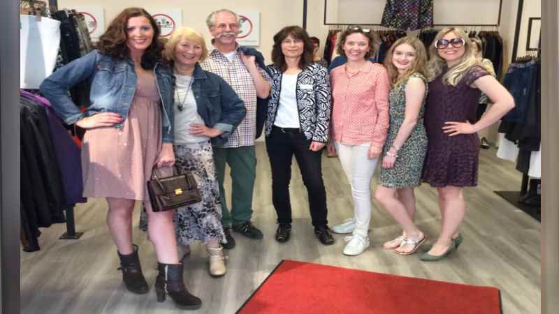 Sorgten für eine gelungene Fashion-Show: DRK-Mitarbeiterinnen und ehrenamtliche Helferinnen und Helfer im Charity-Secondhand-Shop „Schwester Henny“ im Harburger Ring 8-10. | Foto: ein