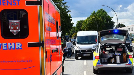 Eine alkoholisierte Frau wurde am Montagnachmittag auf der Cuxhavener Straße in Neugraben schwer verletzt. | Foto: HamburgNews