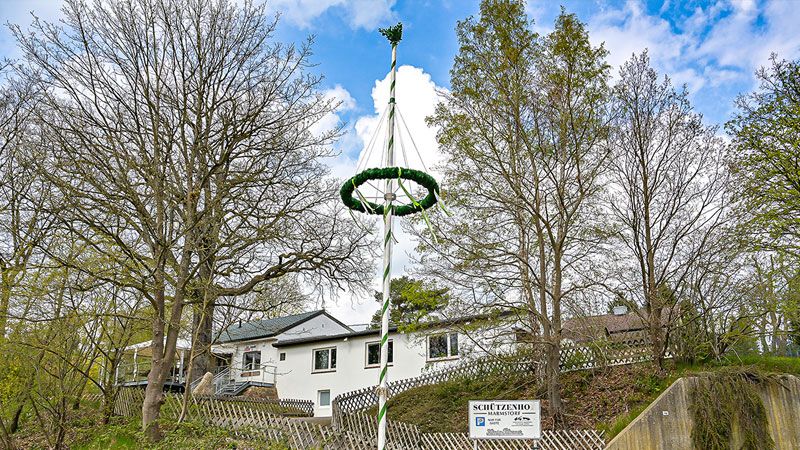 Der traditionelle Maibaum der Schützen ziert trotz Corona-Pandemie wieder den Marmstorfer Ortskern. | Foto: Niels Kreller