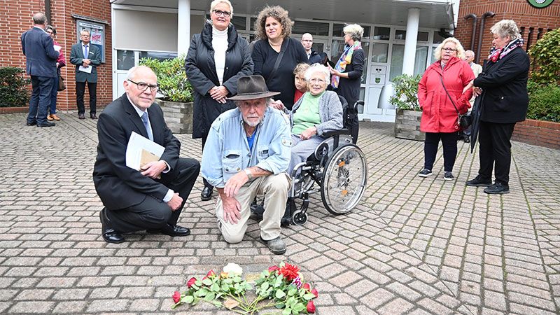 Am Sonntag wurde der erste Stolperstein in der Gemeinde Seevetal verlegt. Gunter Demnig, Begründer des dezentralen Gedenkmahnmals, verlegte den Stein für Erna Marie Ahrens persönlich. Knut Hancker, Martina Oertzen, Gunter Demnig, Kristina Jürgs & Sohn und Herta Kambrock (v.L.). | Foto: ein