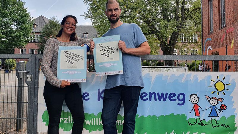 Dajana Schröder vom Stadtteil Büro Wilstorf und Patrick Voß von der KiTa Zauberwiese freuen sich auf das Hoffest. | Foto: ein