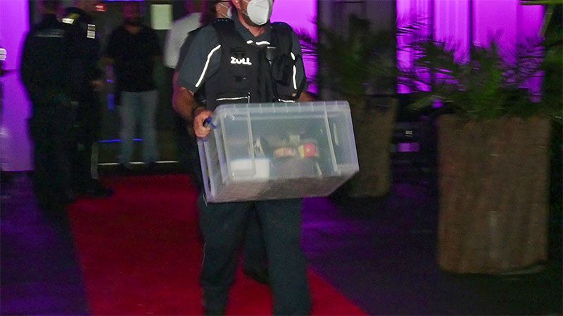Ein Beamter des Zolls trägt eine Kiste mit unversteuertem Tabak aus der Shisha-Bar. | Foto: HamburgNews