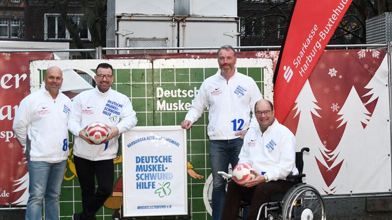 André Golke, Andreas Kaiser, Jörg Duve und Dirk Rosenkranz (v.L.n.R.) freuen sich auf eine erfolgreiche Torwandmeisterschaft auf dem Harburger Weihnachtsmarkt. | Foto: Niels Kreller