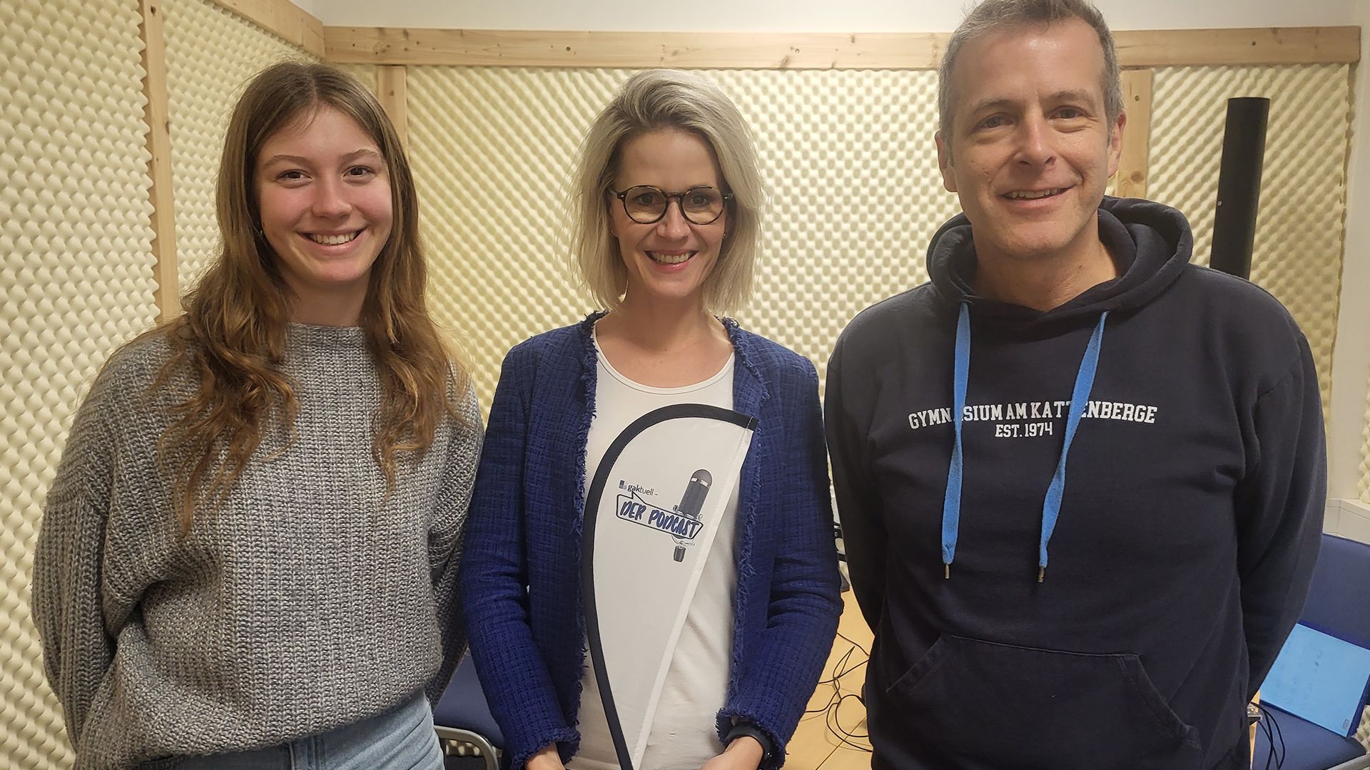 Seit dem 1. November ist Linda Steuber offiziell neue Schulleiterin am Gymnasium Am Kattenberge Buchholz (GAK). Links: Sarah von Hörsten (Jg. 12) und Christoph Reise vom GAK-Kollegium. | Foto: GAK