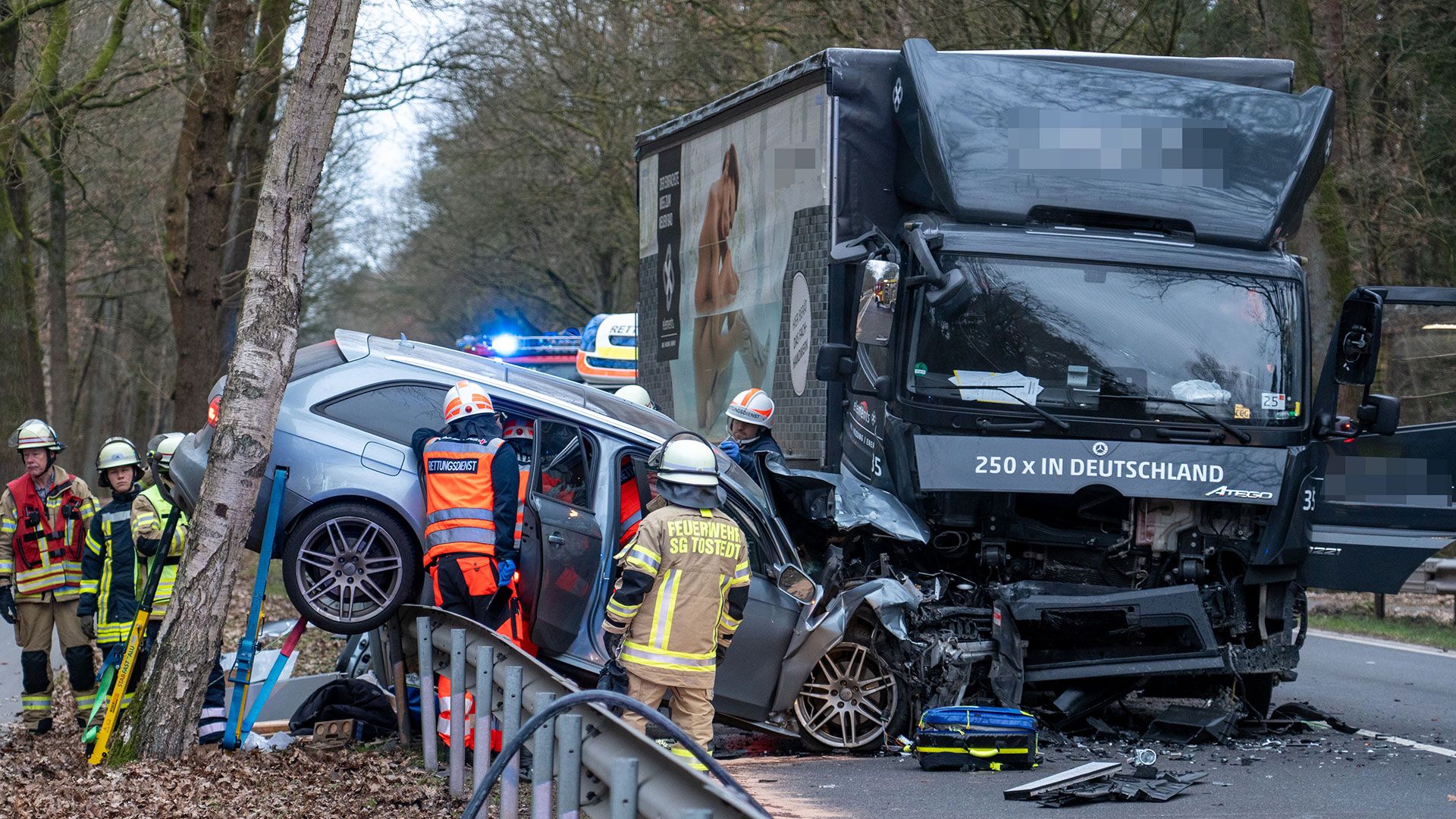 Am Dienstagmorgen stießen ein PKW und ein LKW auf der B 75 bei Kakenstorf frontal zusammen. | Foto: JOTO