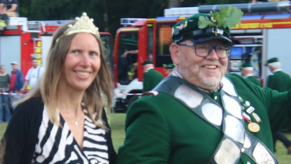 Tostedts neuer Schützenkönig Ralf Ende freut sich zusammen mit Ehefrau Viola Ende-Bredemeier auf das Königsjahr. Foto: Sonja Jüngling
