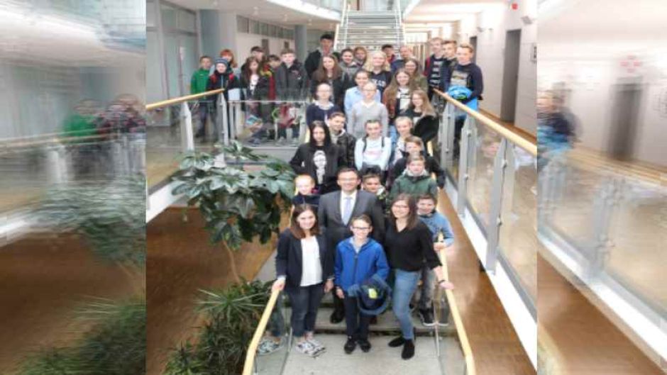 Die Gruppe der jungen Besucher mit Thorsten Heinze, Bereichsleiter Service (zweite Reihe, Mitte), Carina Hellwege (erste Reihe, rechts) und Jennifer Brockmann (erste Reihe, links), beide als Mitarbeiterinnen der Abteilung Personal des Landkreises Harburg, begrüßten 41 Jungen und Mädchen am Zukunftstag im Kreishaus. | Foto: ein