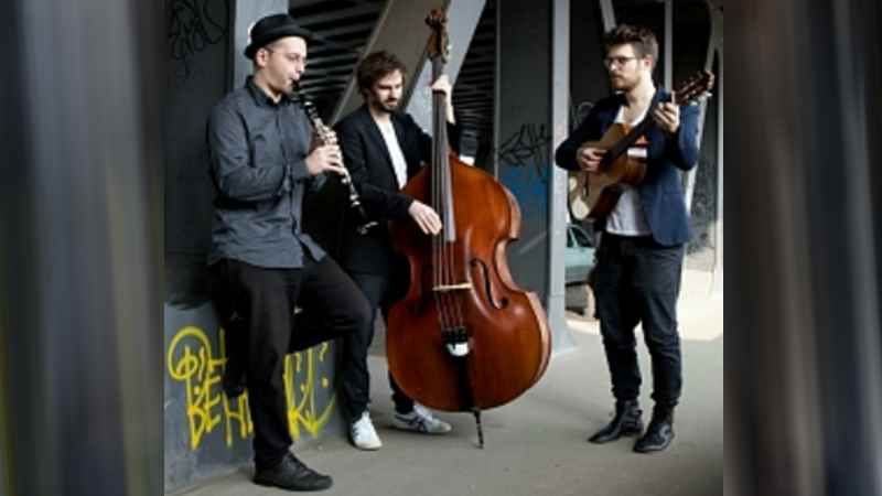 Jonathan Krause (links) und die Beck-Brüder Niklas und Felix spielen Musik, die direkt in die Seele geht.| Foto: © PIAZU TRIO