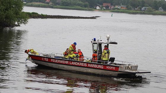 Am Seevesiel in Wuhlenburg entnahmen die Einsatzkräfte Wasserproben und führten großflächige Kontrollen der Ebe durch, um den Verlauf des Ölfilms zu ermitteln. Ein Großaufgebot der Feuerwehr war mehrere Stunden lang im Einsatz. | Foto: Feuerwehr