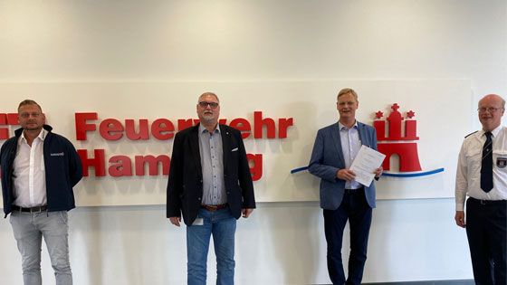 Nach der Vertragsunterzeichnung: Jan Reichert (von links, stellv. Geschäftsführer DRK-Ambulanzdienst Hamburg gGmbH), Harald Krüger (Vorstand DRK-Kreisverband Harburg e.V.), Stephan Topp (Geschäftsführer DRK Ambulanzdienst Hamburg gGmbH), Detlev Warner (Leiter Einsatzabteilung Feuerwehr). | Foto: DRK Hamburg-Harburg