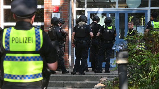 Mit Maschinenpistolen bewaffnete Polizei war heute an der GSH und suchte nach einem Mann bzw. Jungen, der ein Mädchen bedroht haben soll. | Foto: ein