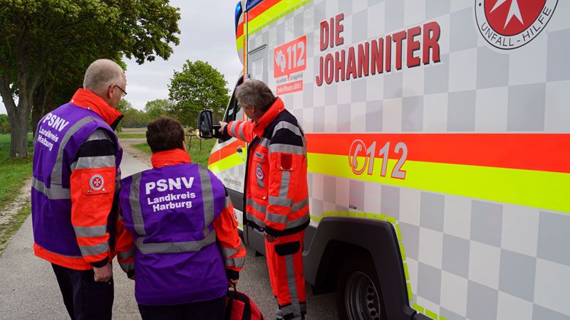 Kriseninterventionshelfer unterstützen, wenn Angehörige von einem völlig unerwarteten Todesfall eines nahestehenden Menschen erfahren haben. | Foto: Johanniter