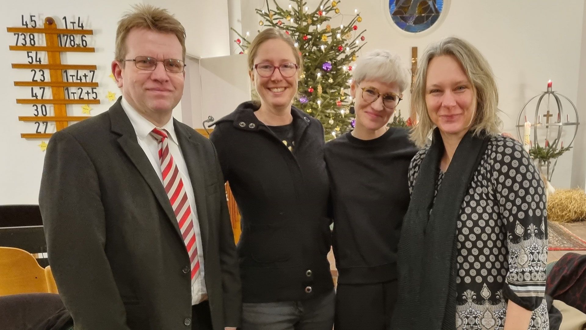 Pastor Hans-Georg Wieberneit und die Pastorinnen Insa Sternhagen, Deborah Siemermann und Andrée Möhl-Berndt begleiteten den Neujahrsspaziergang der Kirchengemeinden zwischen Elbe und Seeve. | Foto: Kirchengemeinde Fliegenberg.