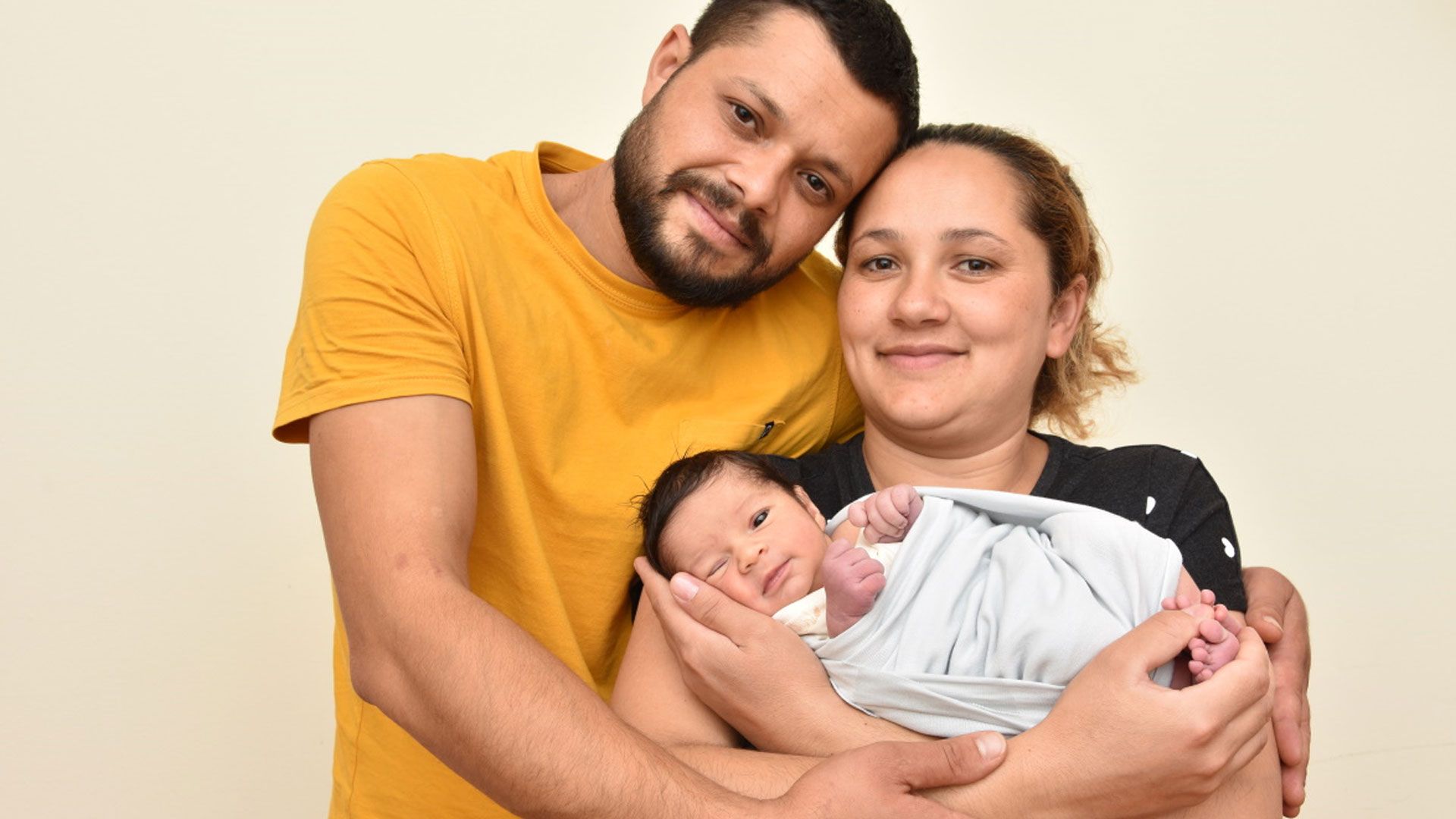 Die frischgebackenen Eltern Angela und Tudorel aus Meckelfeld mit ihrer Tochter Melissa Maria Nicoletta. | Foto: Babysmile