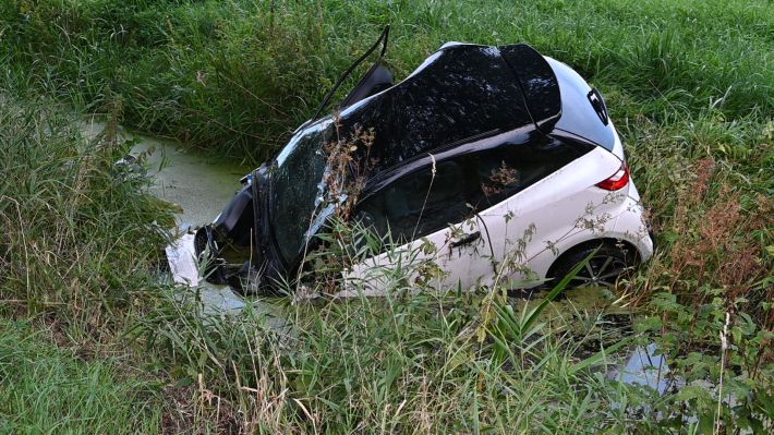 Ein 17-Jähriger überschlägt sich mit einem 45-km/h-Auto. Foto: Lenthe-Medien