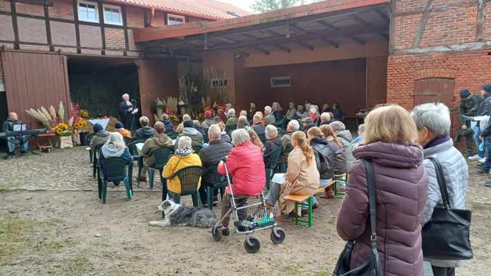 Der Erntedankgottesdienst auf dem karnshof der Familie Bliefernicht in Marmstorf hat Tradition. Foto. ein