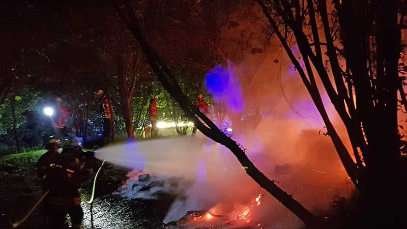 In Maschen waren spätabends mehrere Feuerwehren im Einsatz, um brennendes Unterholz in einem Waldstück abzulöschen. | Foto: ein