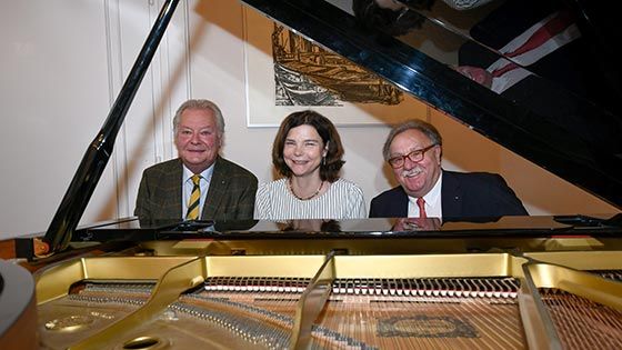 Freuen sich auf das Konzert des Hamburger Ärzteorchesters: Harburgs neue Bezirksamtsleiterin Sophie Fredenhagen sowie Dr. Eckhard Donner (links) und Gerhard Gooßen vom Lions-Club Hamburg.Harburger-Altstadt. | Foto: Niels Kreller