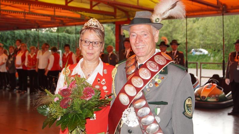 König Carl-Heinz Röntsch und seine Frau Regina freuen sich auf eine rauschende Ballnacht mit vielen glücklichen Gästen. | Foto: ein