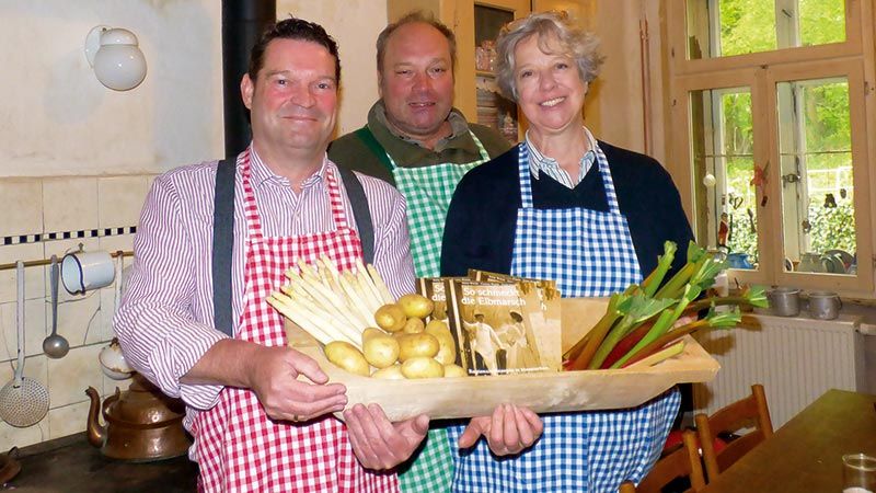 Die drei Autoren des Kochbuchs „So schmeckt die Elbmarsch“ in der historischen Küche der Wassermühle Karoxbostel. | Foto: ein