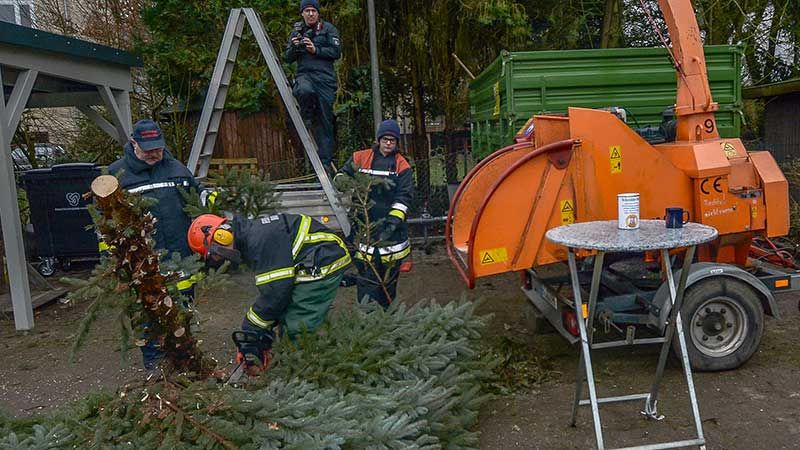 Im Januar diesen Jahres wanderten auf dem Schredderfest der Freiwilligen Feuerwehr Rönneburg noch viele ausgediente Weihnachtsbäume zu Gunsten des "Förderkreis zugunsten unfallgeschädigter Kinder e.V." in den Häcksler. | Foto: Niels Kreller