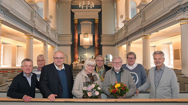 Geben alles für die St. Gertrudkirche in Altenwerder: Peter Holst, Rolf Ulatowski, Bernd Meyer, Anneliese Schauberg, Hildegard Wiebecke, Klaus Lippmann, Döthe Päper, Max van Oosting. | Foto: Niels Kreller