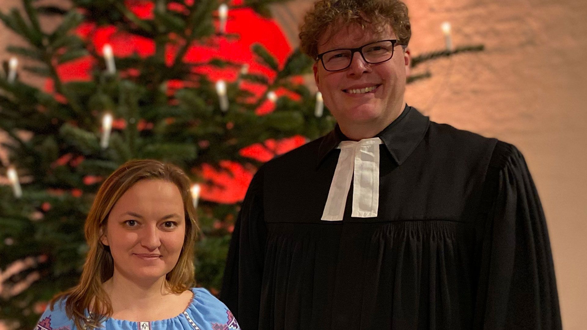 Superintendent Christian Berndt und Yuliia Sierhieieva gestalten den Deutsch-ukrainischen Ostergottesdienst. | Foto: Malte Frackmann