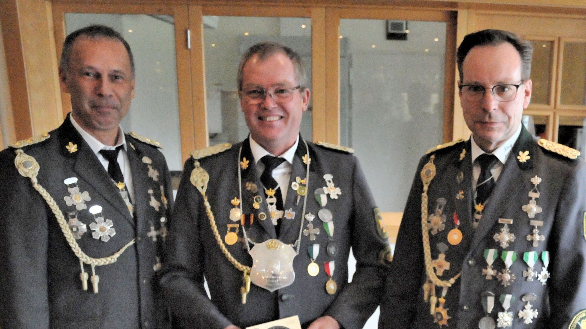Bernd Kanebley (Mitte) ist König der Könige bei den Elstorfer Schützen. Mirco Meyer (Präsident SV Elstorf, links) und Volker Nützel (Sportleiter) gratulierten. | Foto: ein